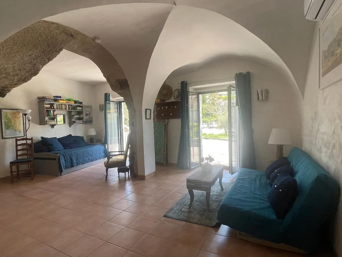 Luberon Maison De Village Entiere 2 A 6 Personnes Cabrieres-d'Aigues 0*,  France